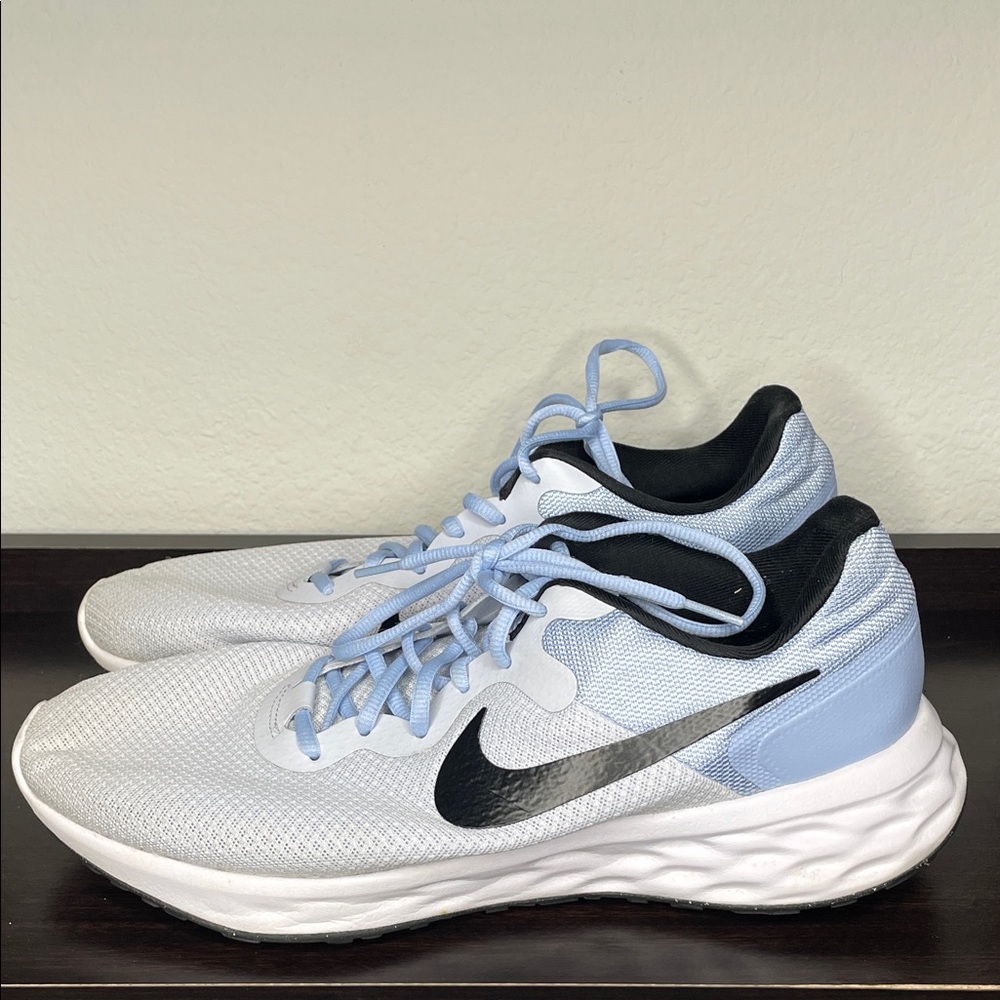 Nike Men’s White and Light Blue Athletic Running Shoes EUC Size 11.5